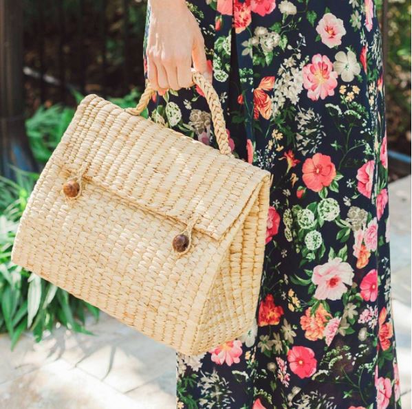 Casual style with triangle straw bag